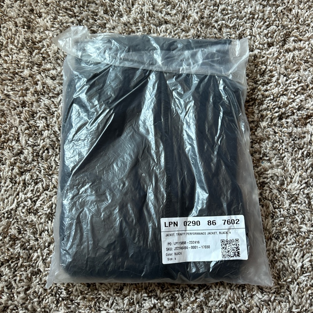 Black Trinity Performance Jacket Fabletics - Picture 6 of 7
